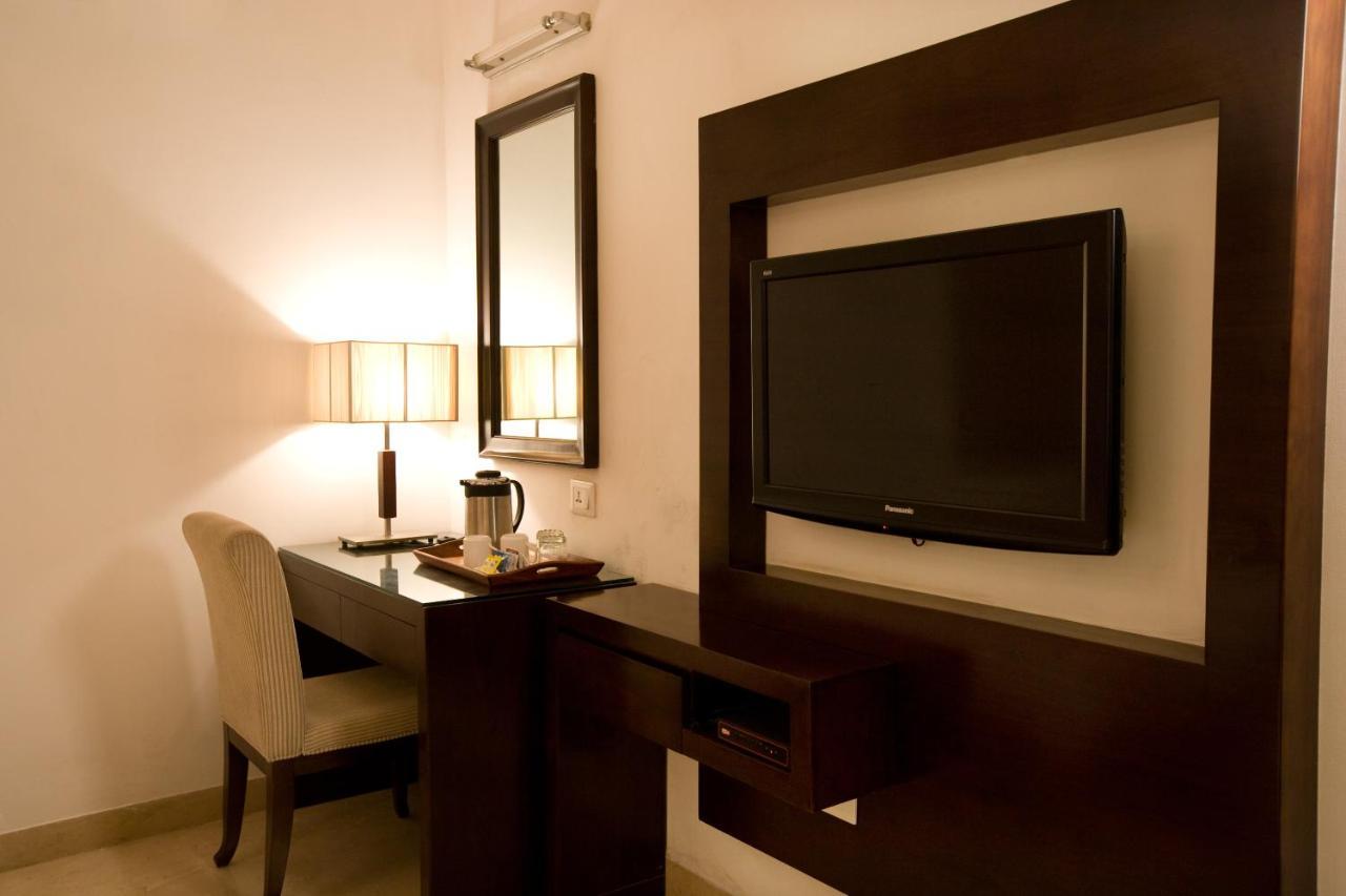 Eddison Hotel Gurgaon Exterior photo