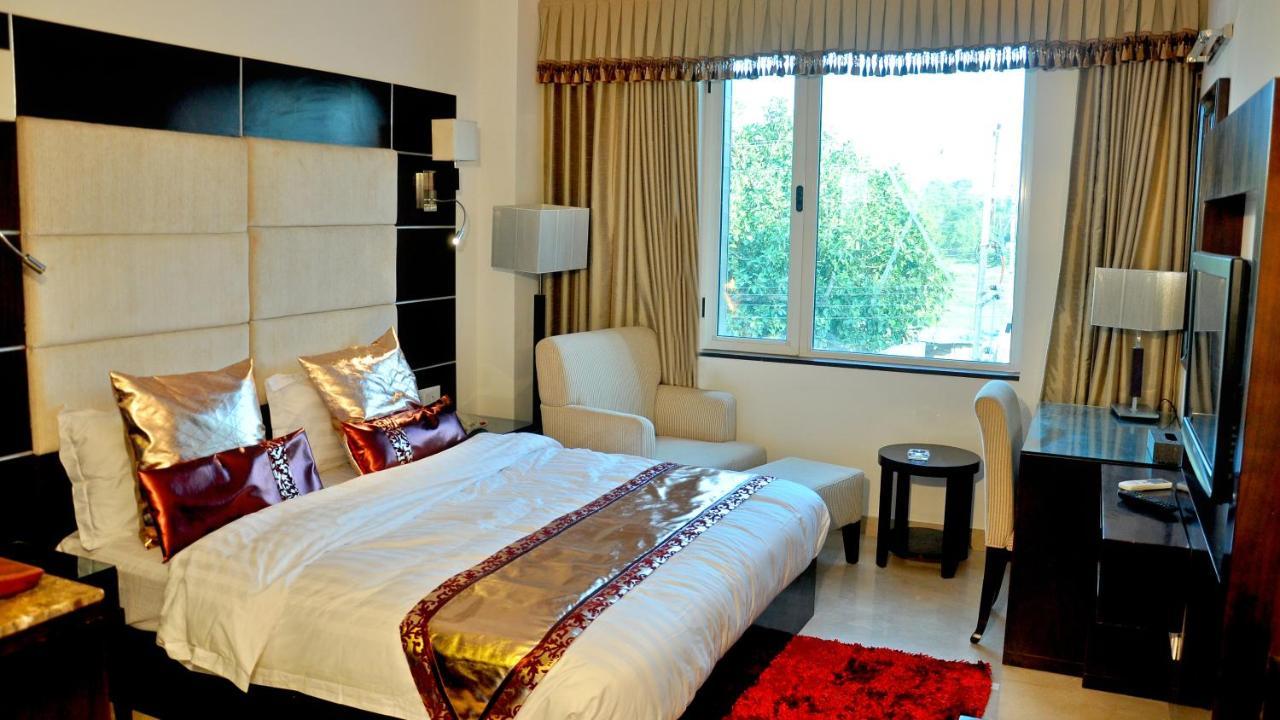 Eddison Hotel Gurgaon Exterior photo