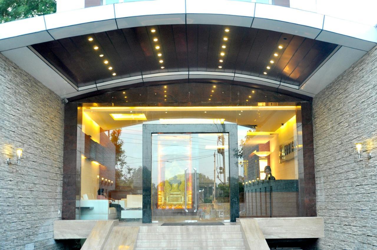 Eddison Hotel Gurgaon Exterior photo
